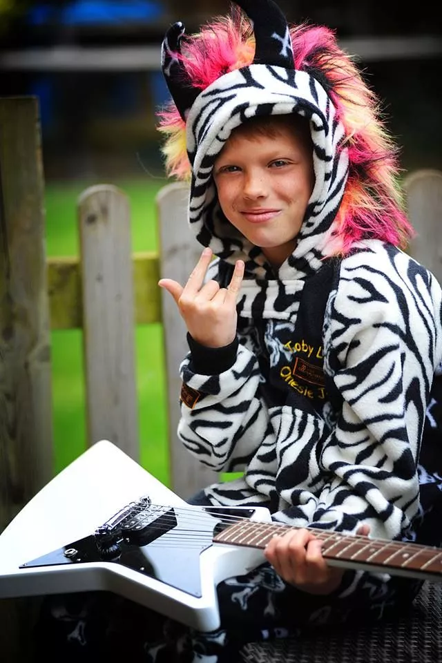 Onesie Rock and Roll - GUITAR PRODIGY PLAYS AND DRESSES IN UNIQUE STYLE